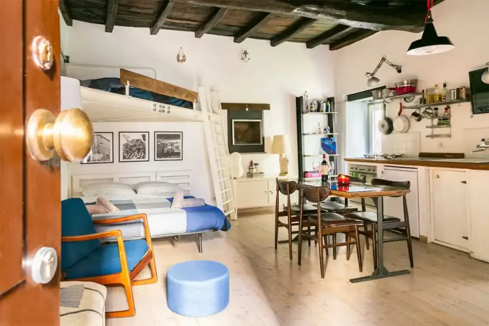 Interno della Casetta del Borgo