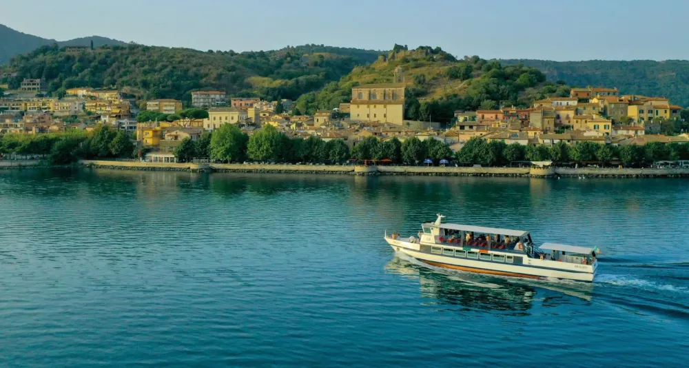 Il battello Sabazia II sul Lago di Bracciano