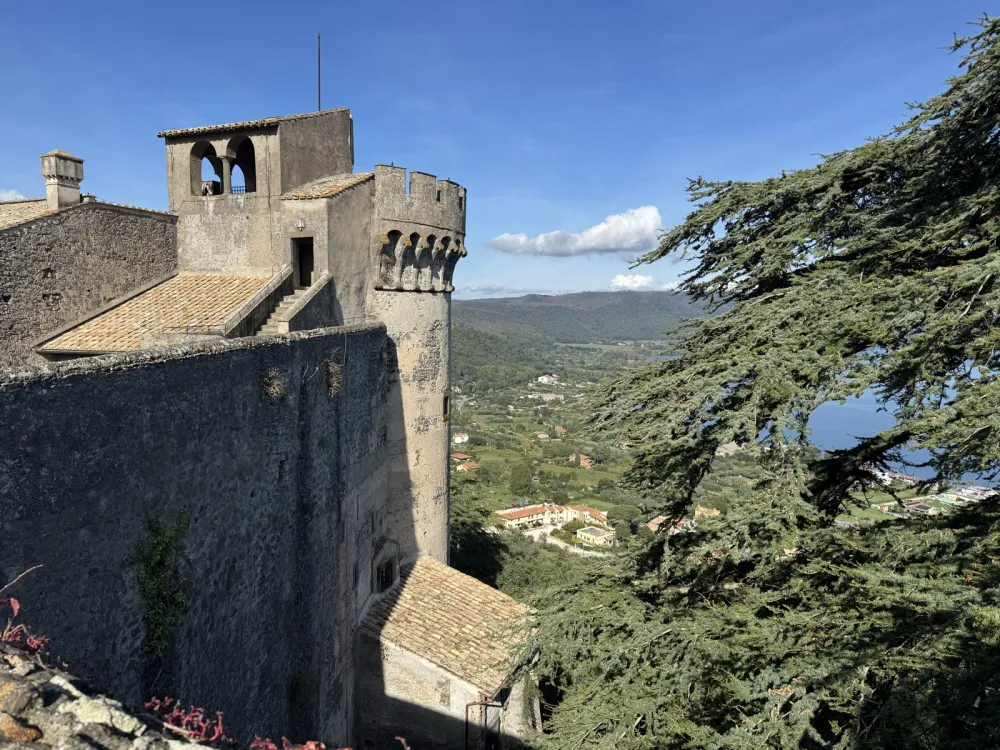 Il Castello Odescalchi di Bracciano con panorama sulla valle