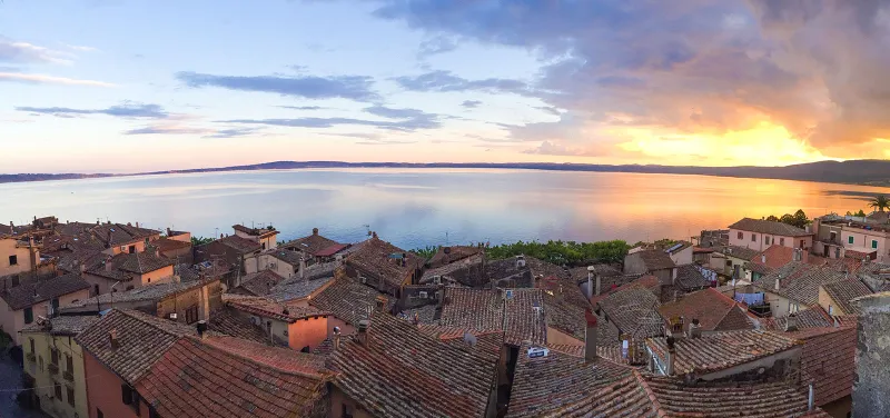 Le acque cristalline del Lago di Bracciano al tramonto